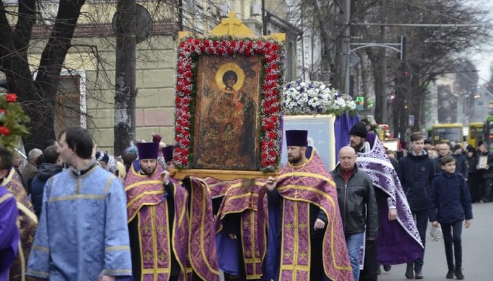Cross procession of thousands held on Sunday of Orthodoxy in Rivne