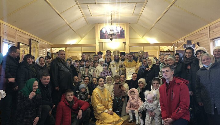 Metropolitan Nikodim with the believers of Levkiv. Photo: UOJ