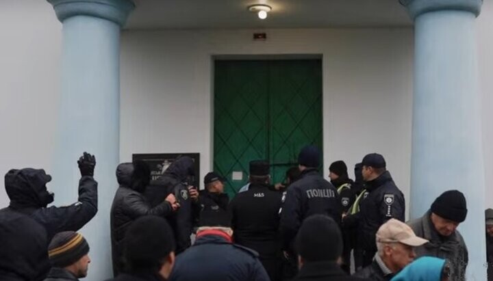 OCU raiders locked themselves inside the seized UOC church in Pereyaslav. Photo: a video screenshot from the 