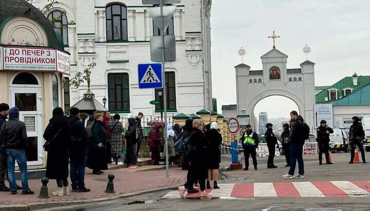 Parishioners were blocked access to the Lavra due to “mining”. Photo: UOJ