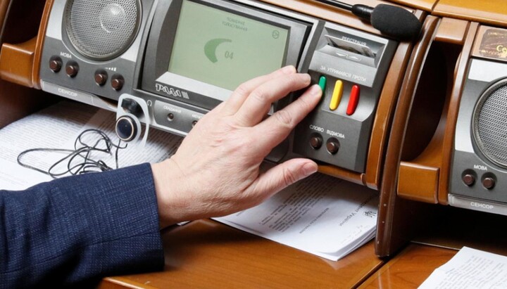 Parliamentarians were persuaded to vote for the bill banning the UOC. Photo: uifutur