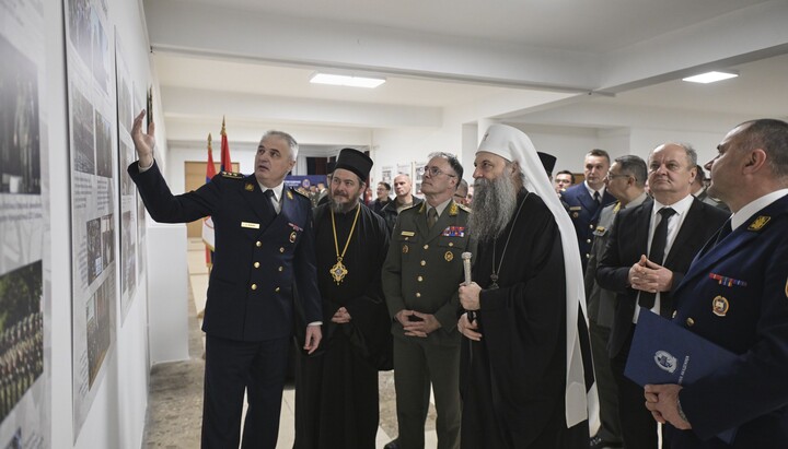 Патријарх Порфирије и владика Доситеј с представницима Војне академије. Фото: СПЦ