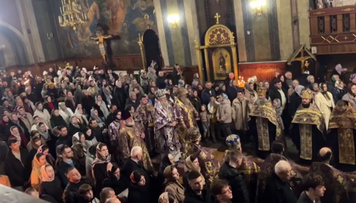 Вечерњем богослужењу у храму Светог Духа началствује митрополит Мелетије. Фото: скриншот видеа на каналу Оrthobuk