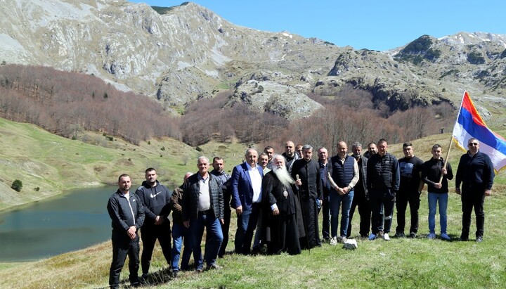 Митрополит Хризостом са пратњом и верницима на Зеленгори. Фото: Митрополија дабробосанска