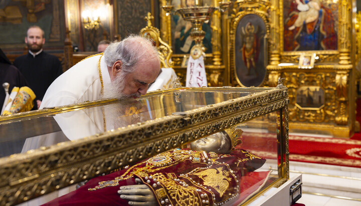 Патријарх Данило поклања се моштима равноапостолне Јелене. Фото: Basilica