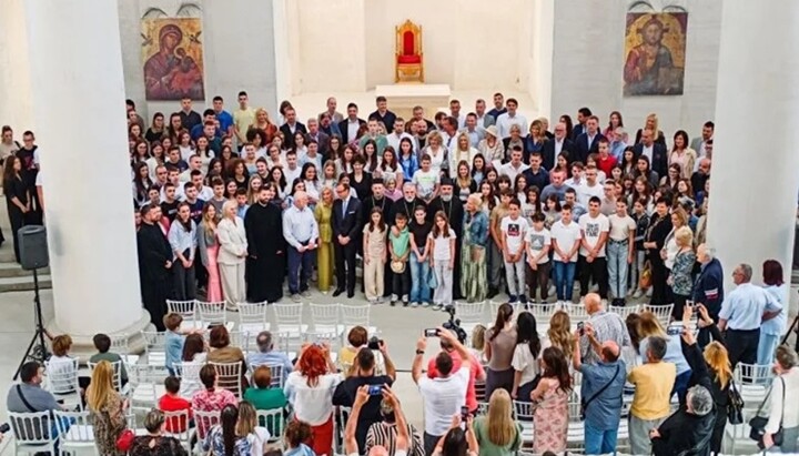 Заједничка фотографија: организатори, донатори и стипендисти. Фото: Епархија захумско-херцеговачка