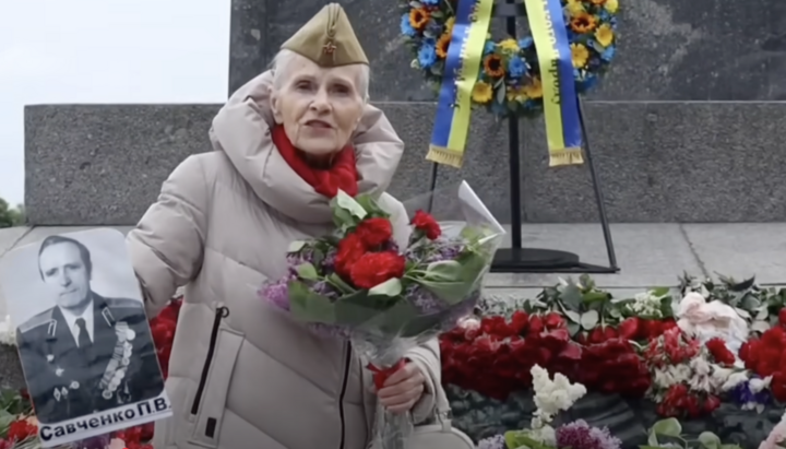 Жена је дошла да положи цвеће херојима који су се борили против нацизма. Фото: СПН