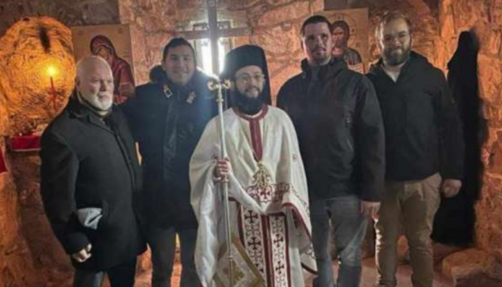 Самозванац Никола Џуфка с присталицама унутар храма Св. Архангела Михаила у Ракитници. Фото: Serbian Times