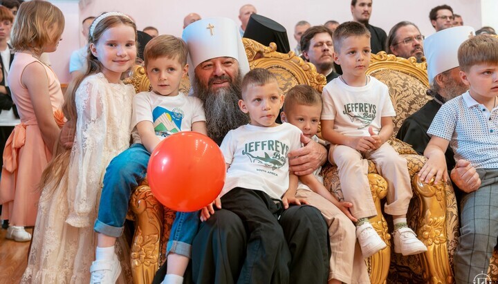 Митрополит Лонгин с децом из сиротишта. Фото: прес-служба УПЦ