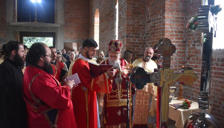 Митрополит Пахомије освештава крстове храма. Фото: СПЦ