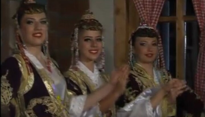 Народна песма „Оро се вије крај манастира“