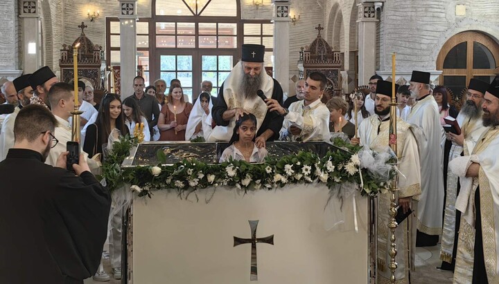 Патријарх Порфирије обавио саборно крштење младих светосаваца на Новом Београду