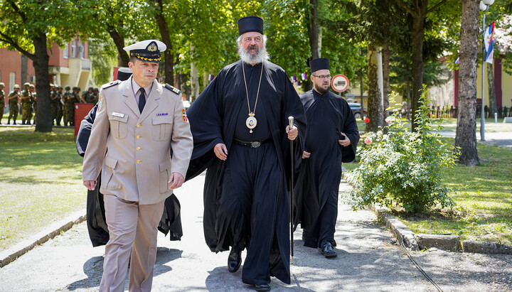 Епископ Исихије у посети касарни у Ваљеву