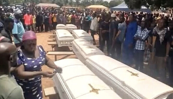 Сахрана убијених хришћана у Нигерији. Фото: christianpost.com