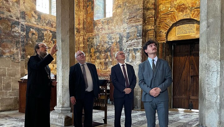 Игуман Сава Јањић с високим гостима. Фото: ФБ страница манастира Високи Дечани