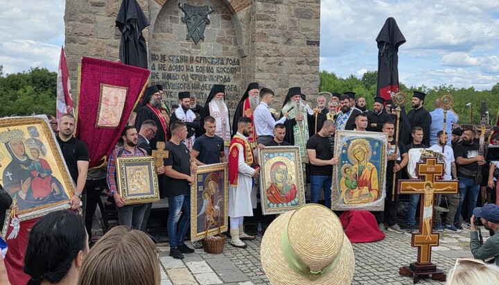 Владика Јован обраћа се епископима и народу на Газиместану, 28. јуна 2025. Фото: Радио Ким