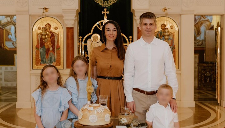 Арно Гујон с породицом на освештању славских дарова. Фото: ФБ