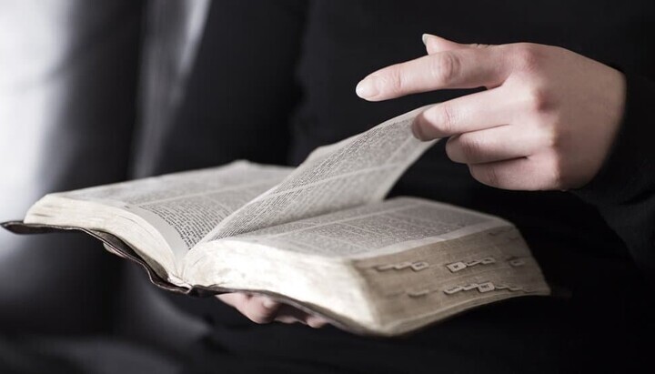 Читање Библије. Фото: oakridgecommunity