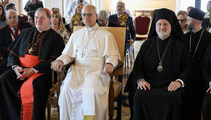 Папа римски (у средини) и архиепископ Елпидофор (здесна). Фото: vaticannews.va