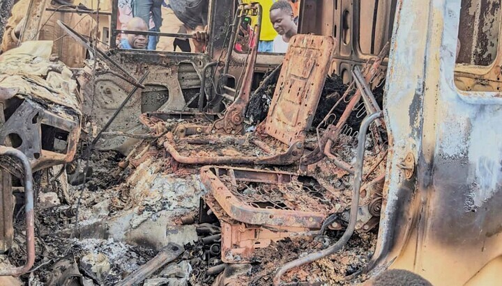 Угљенисани остаци аутомобила после напада у Команди, провинција Итури Конго. Фото: Sky News