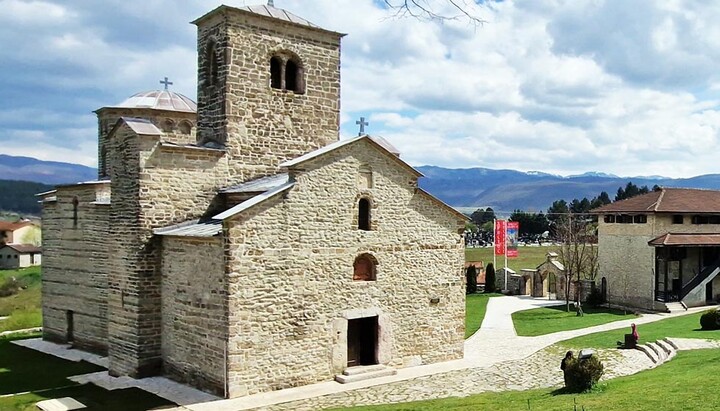  Духовници и верници у Црној Гори стали у заштиту свог владике од напада власти