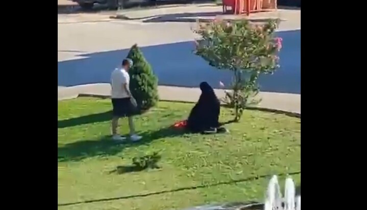 Човек тера муслиманку која се моли. Фото: скриншот Х видеа