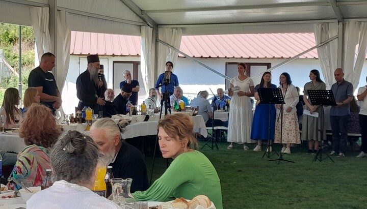 Патријарх Порфирије беседи за трпезом љубави. Фото: лична збирка (СПН)