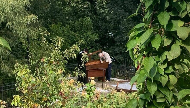 Музејски радници спроводе манипулације с моштима. Фото: телеграм-канал «Фортеця Лавра»