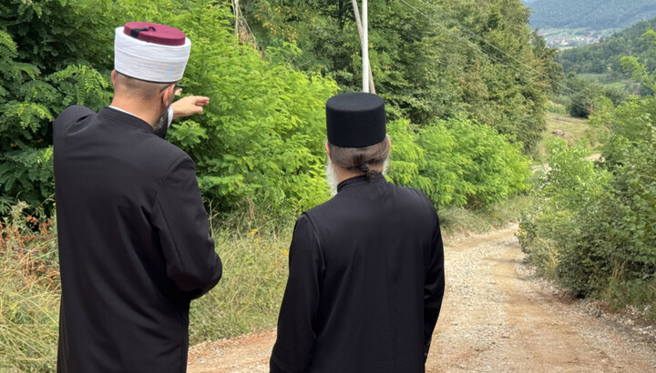 Имам и игуман раме уз раме за асфалтирање пута до цркве и џамије