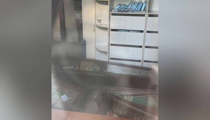 По друштвеним мрежама круже фотографије из Кијево-печерске  Лавре на којима су ковчези са моштима поређани испод степеништа