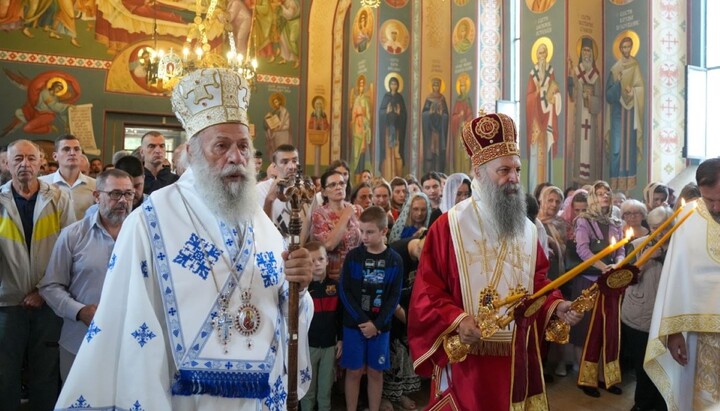 Викарни Епископ хвостански Алексеј и Патријарх Порфирије током свете Литургије. Фото: СПЦ