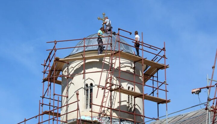 Радници постављају крст на куполу Саборне цркве манастира Милешеве. Фото: Епархија милешевска
