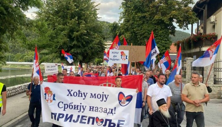 Шетња грађана с умировљеним владиком Филаретом на челу. Фото: Политика