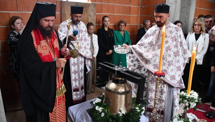 Епископ Сергије освештава храмовна звона. Фото: Епархија бихаћко-петровачка