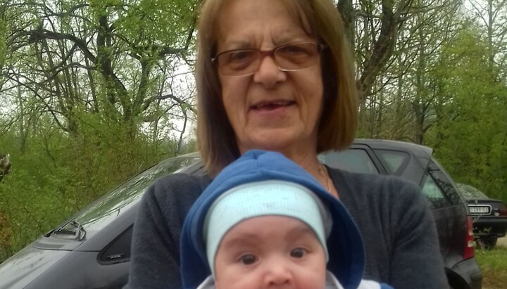 Вера са својим унуком. Фото: лични архив