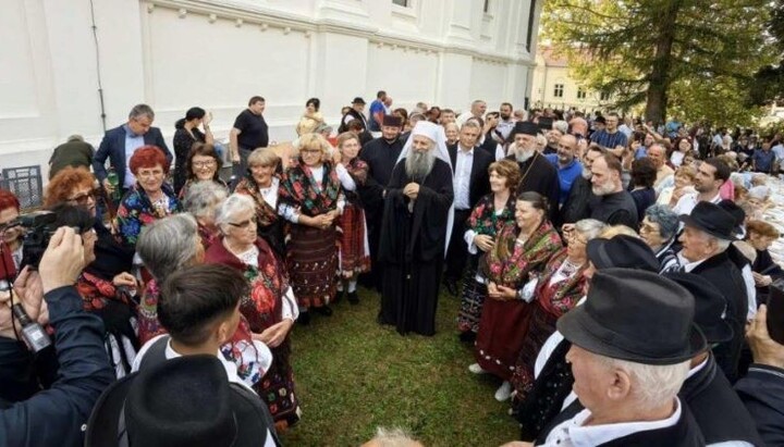 Патријарх Порфирије међу народом окупљеним око Саборног храма Св. Тројице у Пакрацу, Хрватска. Фото: СПЦ
