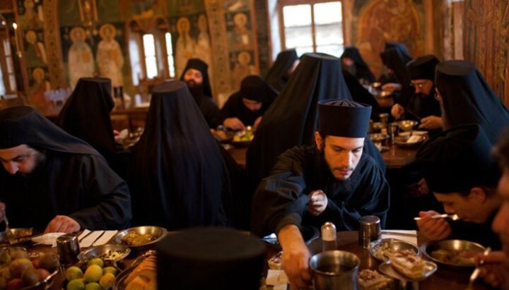 Монаси за трпезом. Фото: cudo.rs