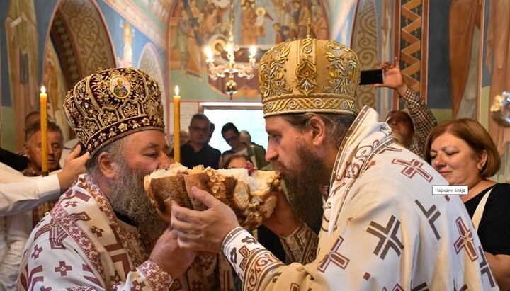 Митрополит брегалнички Иларион (лево) и Епископ бихаћко-петровачки Сергије (десно) благосиљају славске дарове. Фото: Епархија бихаћко-петровачка