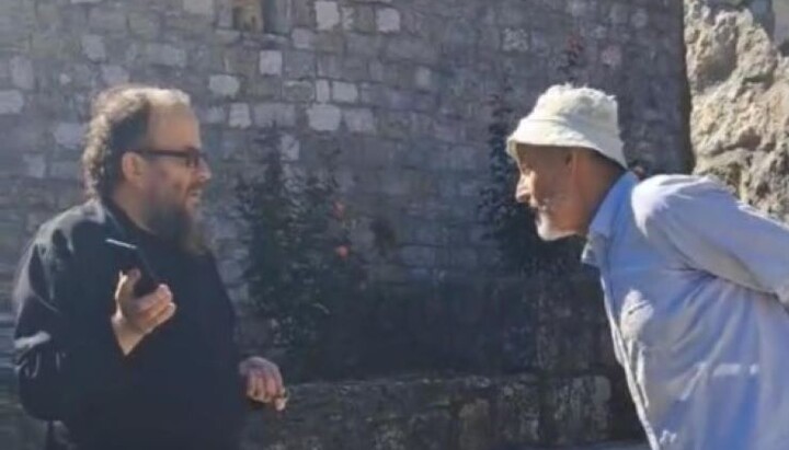 Игуман Никон слуша увреде острашћеног србофоба Никаљевића. Фото: Барски портал