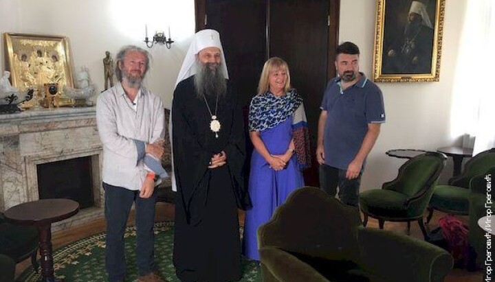 Редитељ Никита Миливојевић (лево) и патријарх Порфирије са сарадницима на снимању у Патријаршији. Фото: РТС