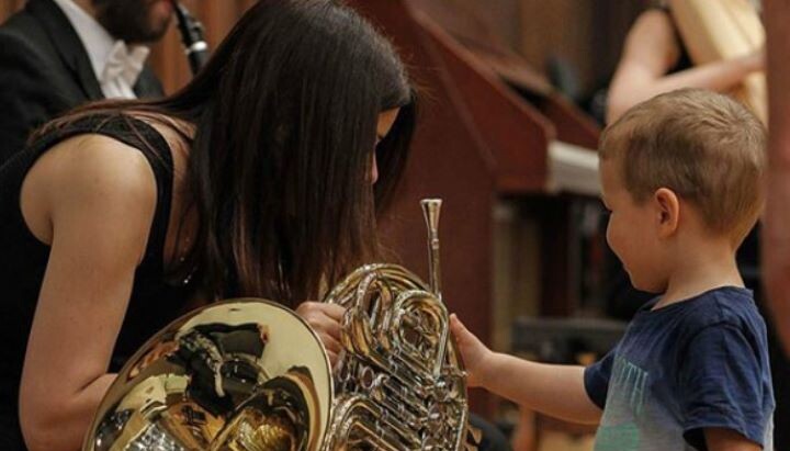 Чланица Филхармоније с малим суграђанином. Фото: Београдска филхармонија