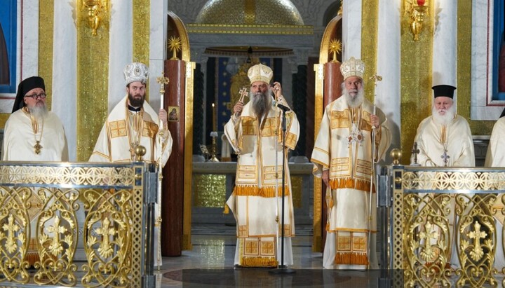 Патријарх Порфирије благосиља верни народ. Фото: СПЦ