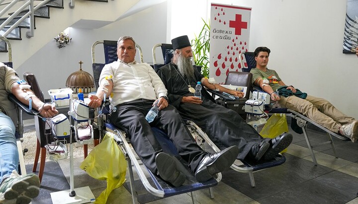 Патријарх Порфирије даје крв. Фото: СПЦ