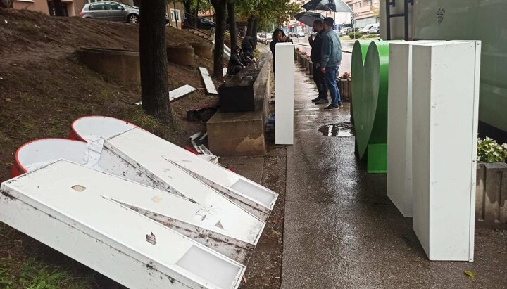 Остаци ћириличног знака у бојама српске тробојке ваљају се по земљи, док се поставља знак на другом писму и у другим бојама. Можда и на другом језику? Фото: Радио Митровица север