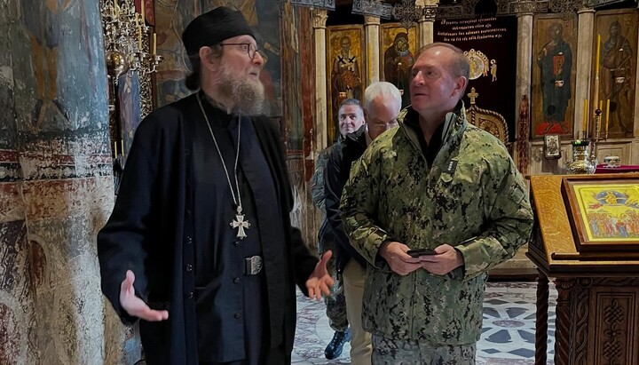 Игуман Сава Јањић и адмирал Стјуарт Манш у Високим Дечанима. Фото: ФБ оца Саве Јањића
