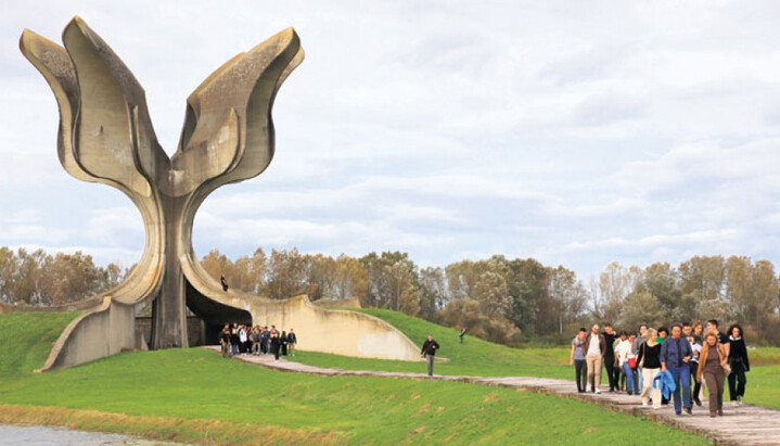 Камени цвет у Јасеновцу, једно од Богдановићевих најпознатијих дела. Фото: Н. Марјановић