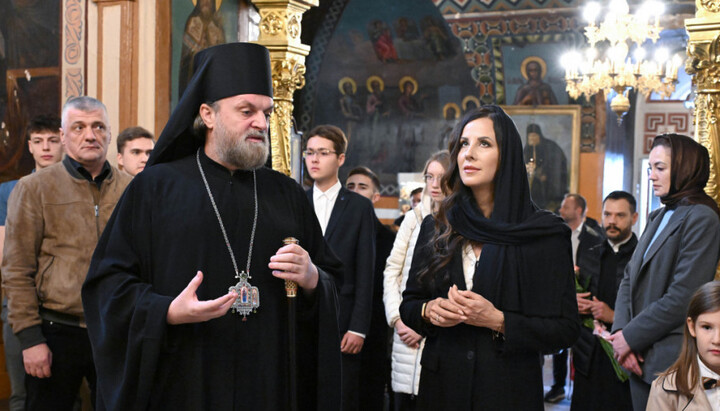 Владика ремезијански Стефан и Тамара Вучић. Фото: Раде Прелић