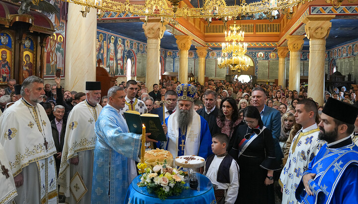 Патријарх Благосиља славске дарове. Фото: СПЦ