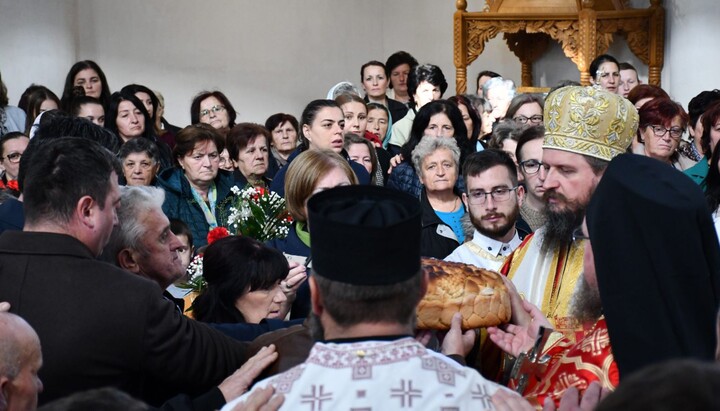 Владика Сергије благосиља славске дарове. Фото: СПЦ