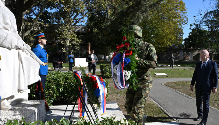 Свечано пологање венаца на спомен-обележја Ослободиоцима. Фото: Танјуг